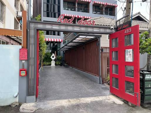 Red Door Samsen Hotel