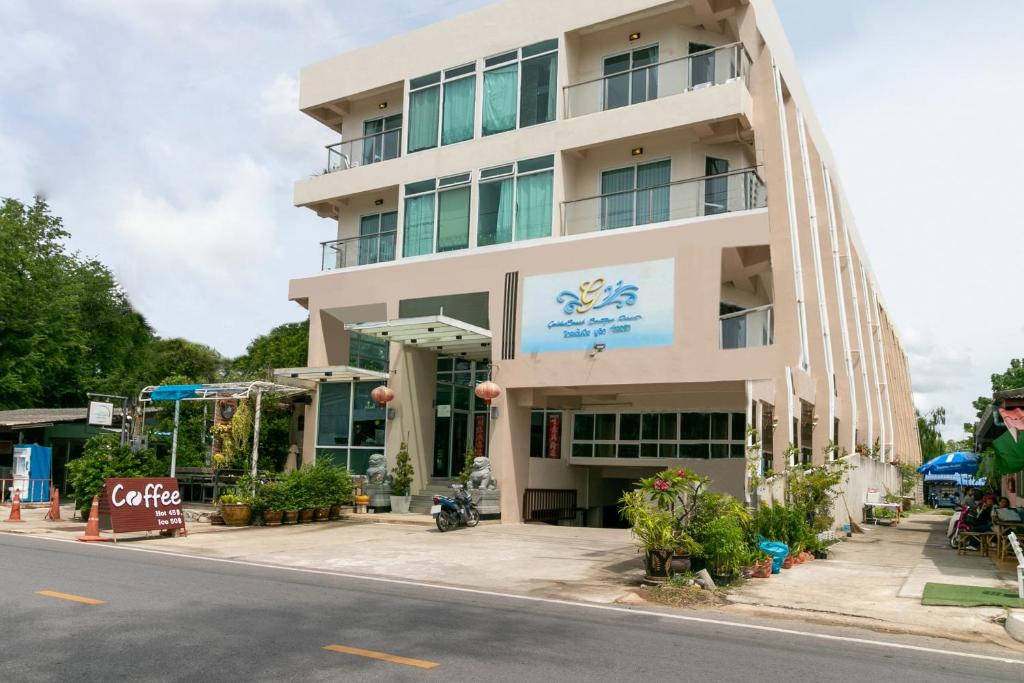 GOLDEN BEACH HOTEL